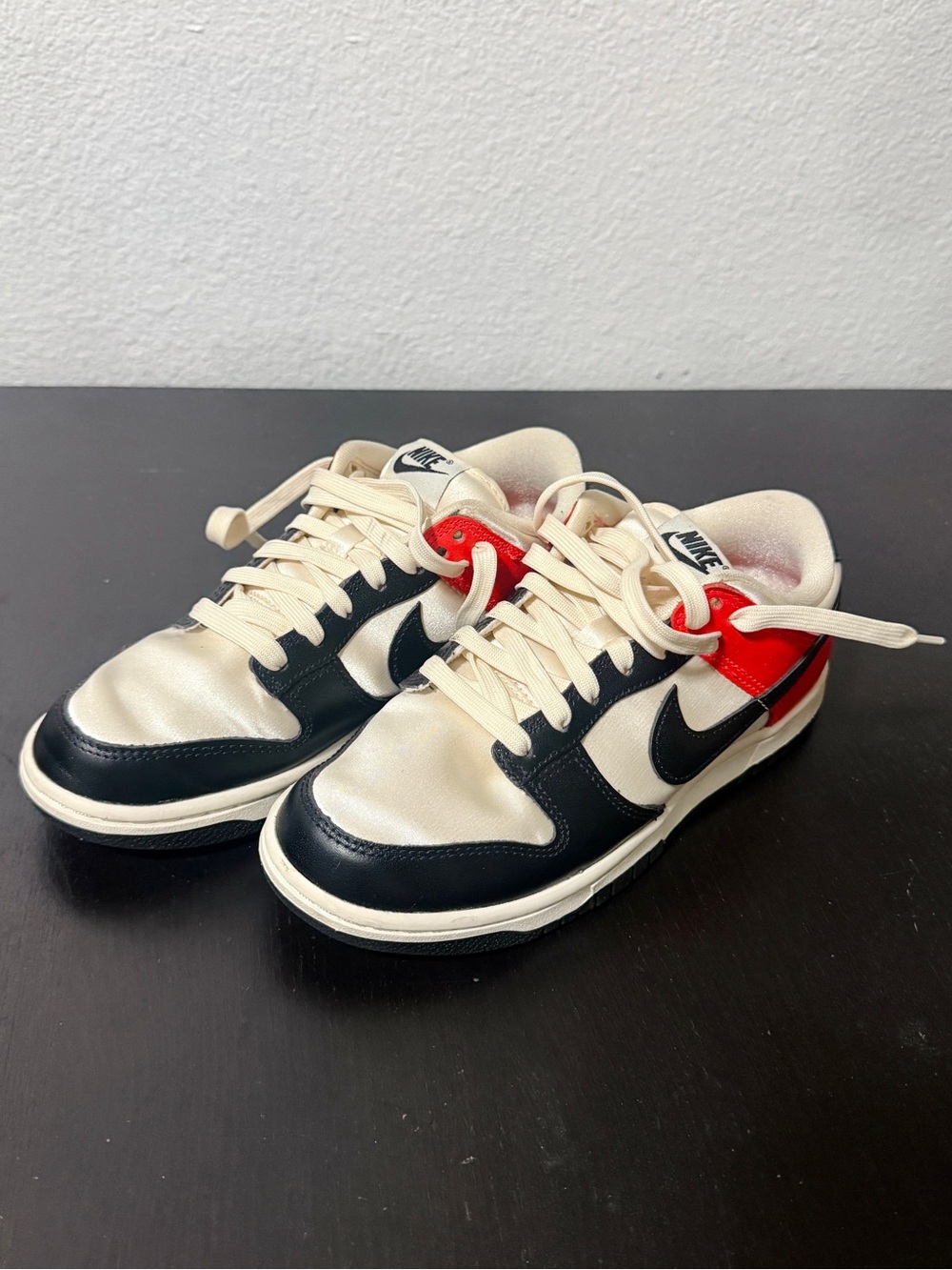 Nike Dunk Low Sneakers Women’s Sz 7  LIKE NEW